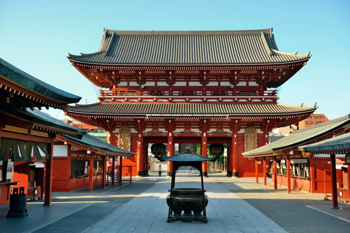 Temple Sensō-ji à Tokyo, Japon, sous un ciel bleu, avec son architecture traditionnelle rouge et or.